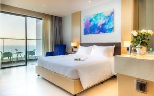 金兰Arena Apart-Resort Cam Ranh with Ocean view-Private beach的酒店客房设有一张大床,享有海景。