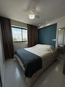 累西腓Studio Beira Mar - Sem Taxas的一间卧室设有一张蓝色墙壁的大床