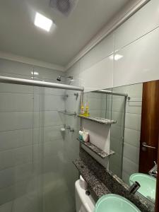 累西腓Excelente localização na zona norte - Sem Taxas的一间带玻璃淋浴和水槽的浴室