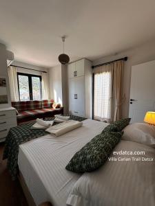 达特恰Villa Carian Trail Datca , Kargi bay , close to beach的一间卧室配有一张大床和枕头
