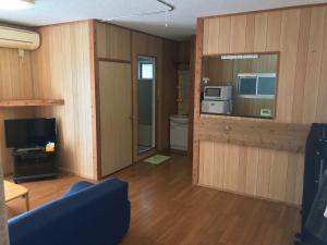 座间味村Marine Lodge Umigoya - Vacation STAY 23057v的客厅设有卫生间和电视。