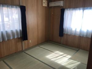 座间味村Marine Lodge Umigoya - Vacation STAY 23057v的客房设有2扇窗户,地面设有