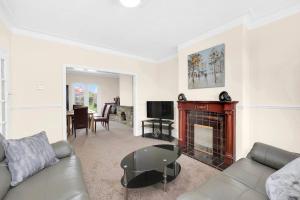 Pass the Keys Olu no.9 - · Stylish 3 bed house with parking的休息区