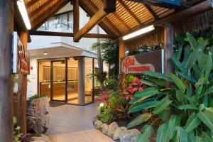 努萨角努沙国际公寓式度假酒店的通往带门廊的建筑的木制走道