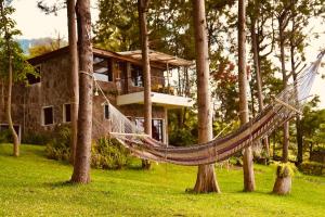 Cerro de OroInlaquesh Villa Atitlán的树屋前的吊床