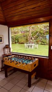 Cerro de OroInlaquesh Villa Atitlán的院子里带桌子的房间里的一个大窗户
