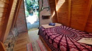 博尼图Camping Nomadas的一间房间,床上配有一把遮阳伞