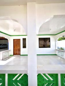 PilarNOGS Homestay, near Magpupungko, Siargao Island Surfings Spots的房屋前廊的景色,设有柱子