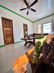 PilarNOGS Homestay, near Magpupungko, Siargao Island Surfings Spots的客厅配有吊扇和沙发。