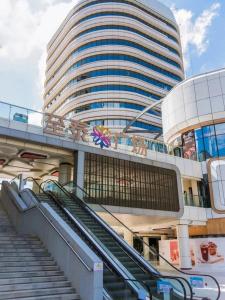 广州Serveyou Apartment - Airport Transfer Service的大型建筑前的自动扶梯