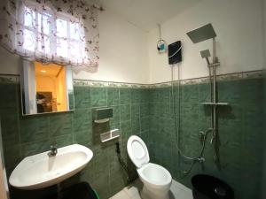 维拉克Can accommodate up to 10 guest near Virac Airport的带淋浴、卫生间和盥洗盆的浴室