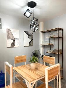 维拉克Can accommodate up to 10 guest near Virac Airport的一间带木桌和椅子的用餐室