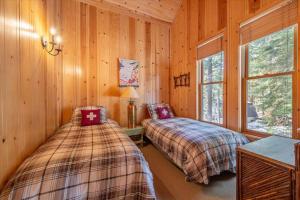 玛瑙湾Spacious, Central, & Cozy Cabin Near Lake & Trails的小木屋内一间卧室,配有两张床