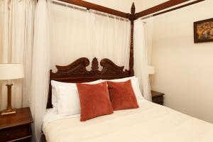 卢拉Leura House的一间卧室配有带白色床单和红色枕头的床。