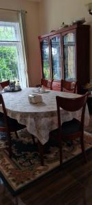 巴加莫约Kaole Cosy Retreat的餐桌、椅子、桌子和白色的桌布