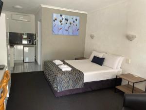 班达伯格班德堡西班牙汽车旅馆的酒店客房带一张床和一个厨房