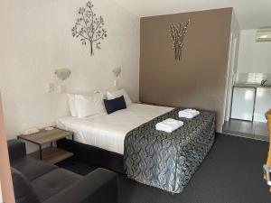 班达伯格班德堡西班牙汽车旅馆的酒店客房,配有床和沙发