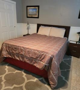 拉米萨Casa de Taft的一间卧室配有一张带棕色毯子的床