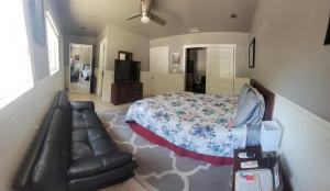 拉米萨Casa de Taft的一间卧室配有一张床和一张皮沙发