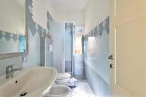 卡拉古诺内Biriola EcoResort Cala Gonone的一间带水槽和卫生间的浴室