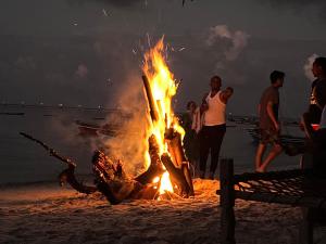 基林多尼Afro Rooms & Tents in The Beach的海滩上的 ⁇ 火