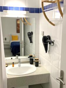 大博格La Kawanaise Blue Lagon的一间带水槽和镜子的浴室