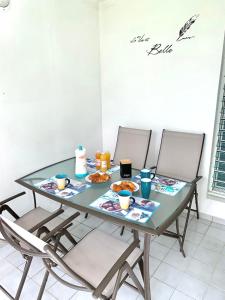 大博格La Kawanaise Blue Lagon的一张桌子和两把椅子,上面有食物