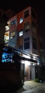 Tích SơnThe LIONMOTEL的夜间有灯的建筑