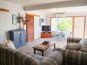 文森提亚Collingwood Beach Cottage - Belle Escapes Jervis Bay的客厅配有两张沙发和一张桌子