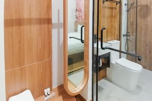 KubukUrbanview Hotel R House Batuaji的一间带卫生间和镜子的浴室