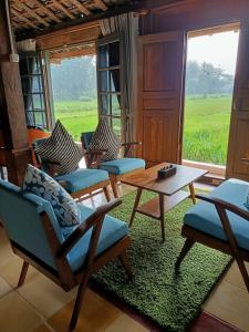 VILLACANTIK Yogyakarta triple bed for six persons的休息区