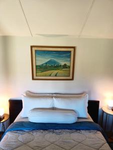 班图尔VILLACANTIK Yogyakarta triple bed for six persons的一间卧室配有一张壁画床