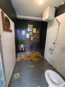 班图尔VILLACANTIK Yogyakarta triple bed for six persons的一间带卫生间和水槽的浴室
