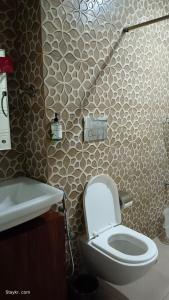 古尔冈Staykr Rooms & BnB的一间带卫生间和水槽的浴室