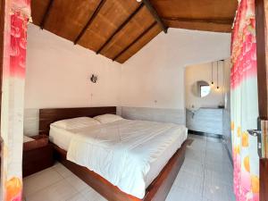 塞姆博伦拉旺塞姆巴伦吉塔山林小屋的一间卧室,卧室内配有一张大床