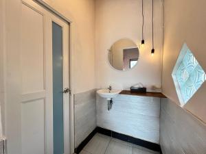 塞姆博伦拉旺塞姆巴伦吉塔山林小屋的一间带水槽和镜子的浴室