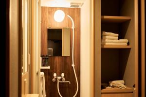 SumiyoshiBoxi hakata 1 - Vacation STAY 61823v的带淋浴喷头的浴室