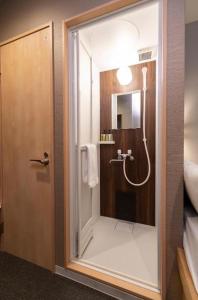 SumiyoshiBoxi hakata 1 - Vacation STAY 61823v的带淋浴的浴室和玻璃门