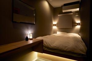 SumiyoshiBoxi hakata 1 - Vacation STAY 61823v的一间卧室配有一张床和一张带灯光的书桌