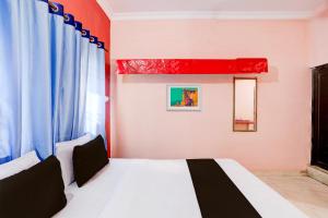 比莱OYO Hotel Abhilasha的卧室配有白色的床和窗户。
