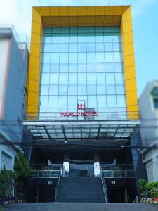 雅加达World Hotel Jakarta - Bandengan的享有大楼的景致,大楼前设有楼梯
