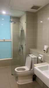 哥打京那巴鲁Sutera Avenue Kota Kinabalu的浴室配有卫生间、淋浴和盥洗盆。
