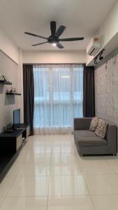 哥打京那巴鲁Sutera Avenue Kota Kinabalu的带沙发和吊扇的客厅