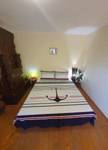 茹里洛夫卡Casa Nautica的一间卧室配有一张大床,提供航海设施