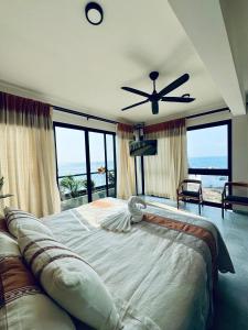 GaritaCasa Vanora的一间卧室配有一张大床和吊扇