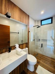 GaritaCasa Vanora的一间带卫生间和玻璃淋浴间的浴室