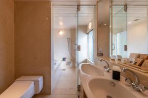 箱根箱根酒店的带浴缸、水槽和淋浴的浴室
