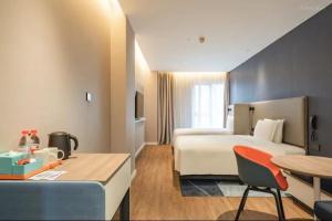 上海上海世博中心智选假日酒店的酒店客房配有一张床铺和一张桌子。