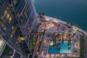 阿布扎比阿布扎比瑰丽酒店的享有带游泳池的大型建筑的顶部景色