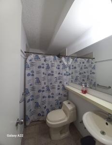 巴耶杜帕尔APARTAMENTO 3 HABITACIONES 6 PERSONAS SIN AIRE ACONDICIONADO - ventilador MAS DE 3 NOCHES的一间带卫生间和淋浴帘的浴室